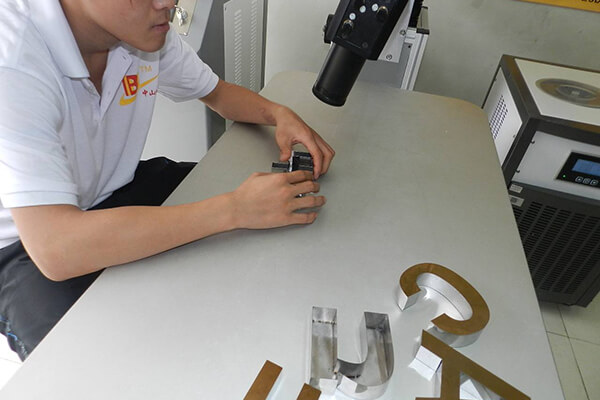 廣告激光焊字機(jī) 廣告激光焊字機(jī)