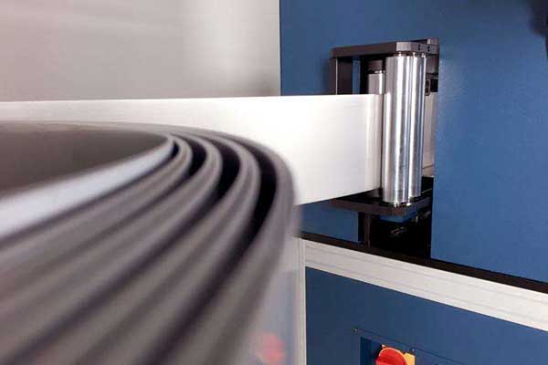 高精度彎字機工作中 高精度彎字機工作中