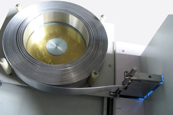 彎字機工作中 彎字機工作中