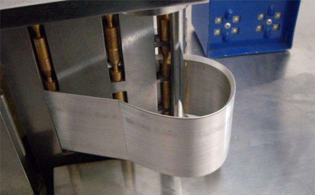 彎字機(jī)正在制作廣告字圍邊 彎字機(jī)正在制作廣告字圍邊