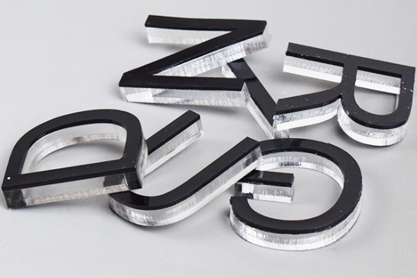 激光雕刻機(jī)加工的水晶字展示 激光雕刻機(jī)加工的水晶字展示